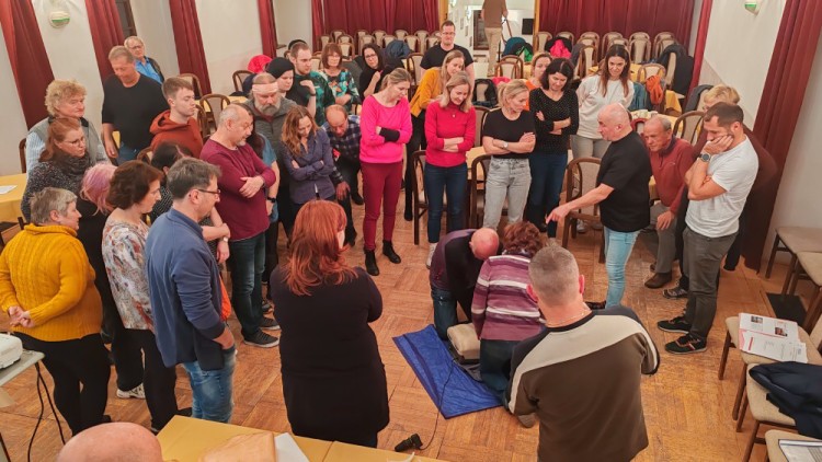 Zachraňovat životy pomůže kurz i nový defibrilátor