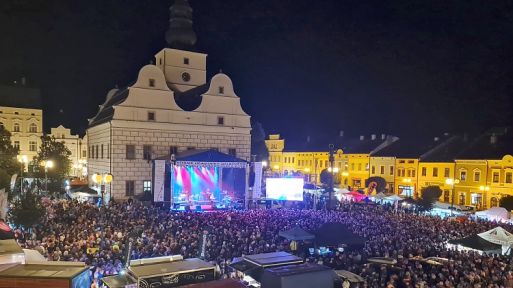 Jídla, pití, hudby a dobré nálady byl dostatek. Sluníčka až moc