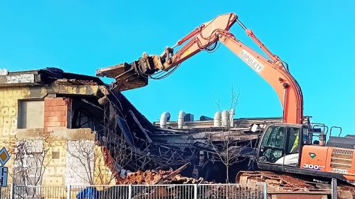 Probíhá demolice staré teslácké galvanizovny