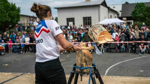 Pot a třísky. Dřevorubci bojovali o postup do dalšího kola mezinárodní soutěže