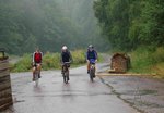 Odvážní cyklisti jedou v dešti