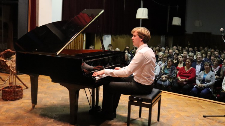 Klavírista Matyáš Novák si zahrál v Carnegie Hall v New Yorku. Před Vánoci vystoupil i v Horní Čermné