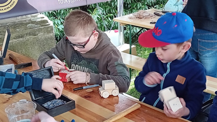 Velikonoce na zámku ve znamení jarmarku, vůně dřeva, pletení pomlázek a barvení vajec