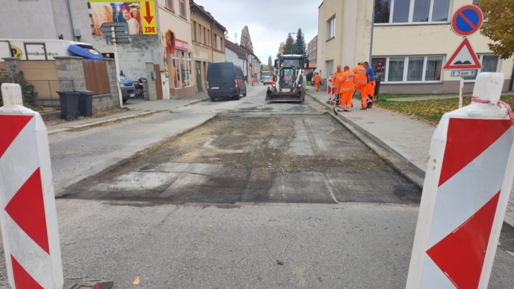 Na Lidické probíhají opravy nejhorší části silnice