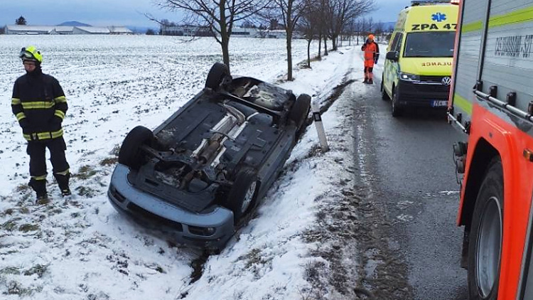 V Lanškrouně skončilo auto v příkopu a na střeše