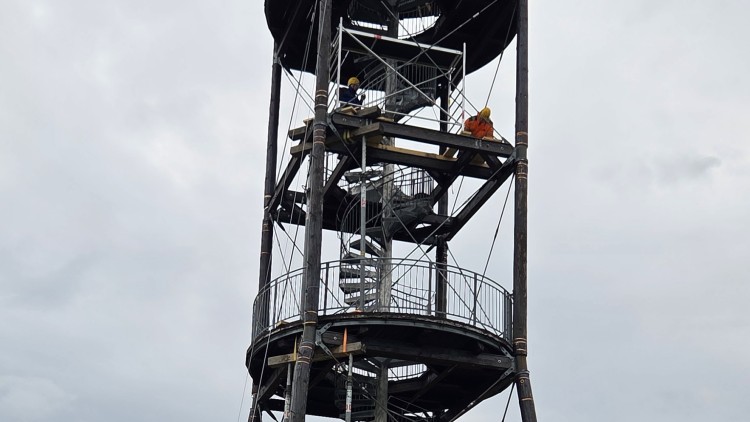 Mariánka se obléká do nového kabátu