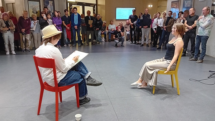 Děti na vernisáži předvedly krátké scénky ze života známých osobností