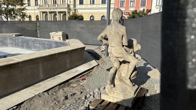 Do kašny na náměstí se vrátí voda i socha od Františka Pacíka