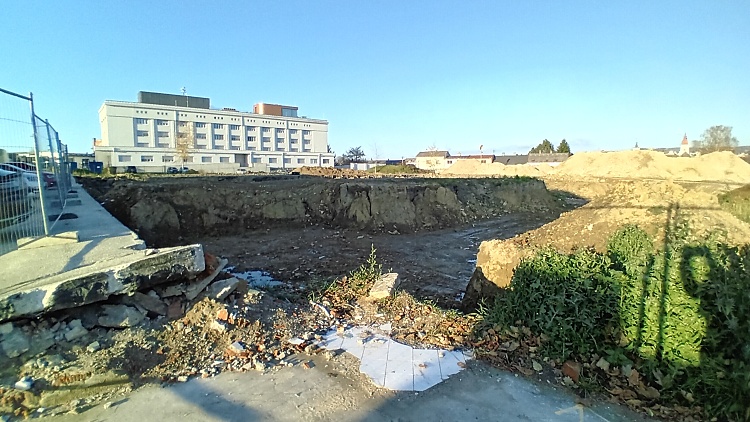 Na staveništi po demolici budovy Tesly vyroste nová výrobní hala