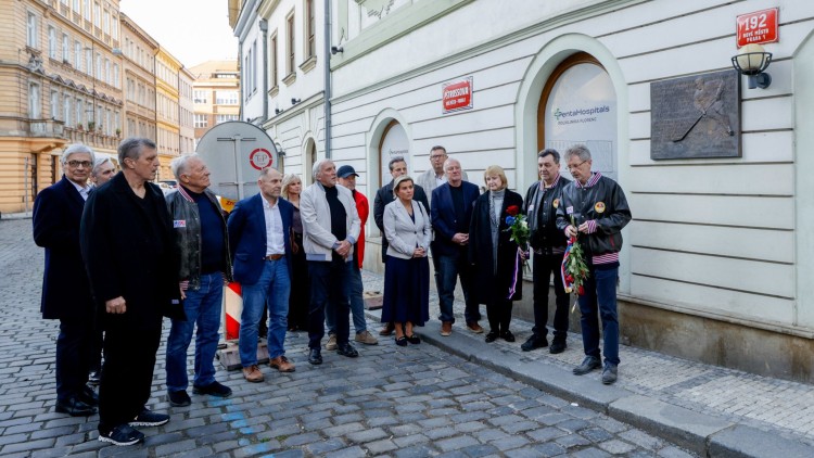 Senátoři uctili památku Bohumila Modrého a dalších nespravedlivě odsouzených hokejistů