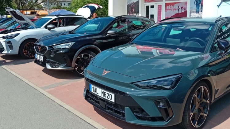 Z Lanškrouna vyrážela na spanilou jízdu velká kolona vozů Cupra