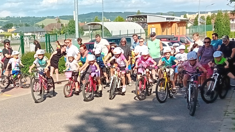 Před halou B. Modrého se to hemžilo malými cyklisty